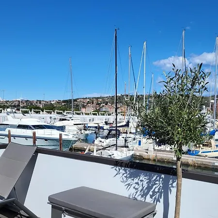 Floating House - Marina Pearl 포르토로즈