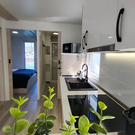 Floating House - Marina Pearl 포르토로즈