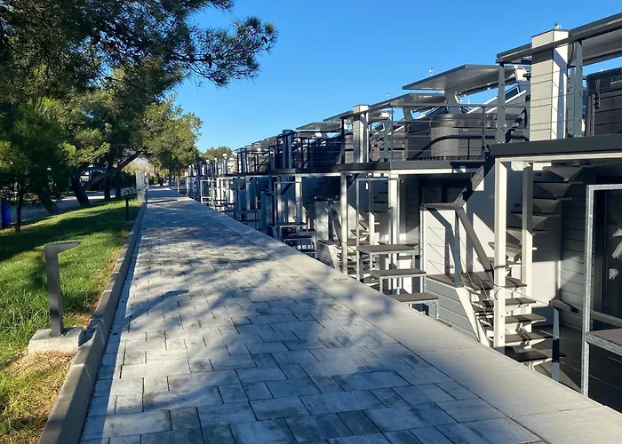 Floating House - Marina Pearl Daire