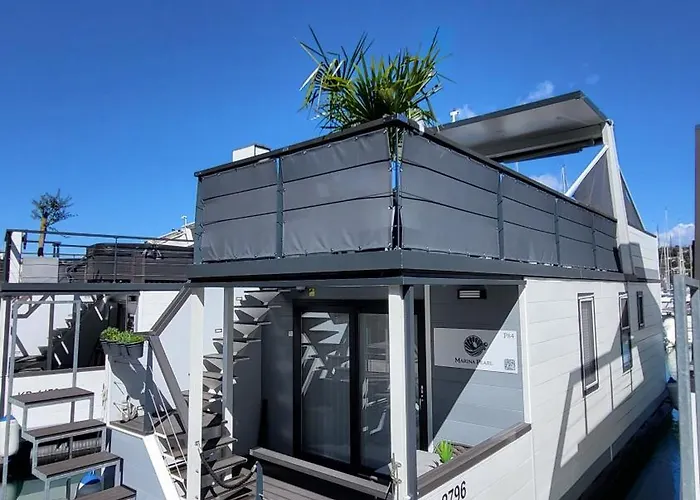 Floating House - Marina Pearl