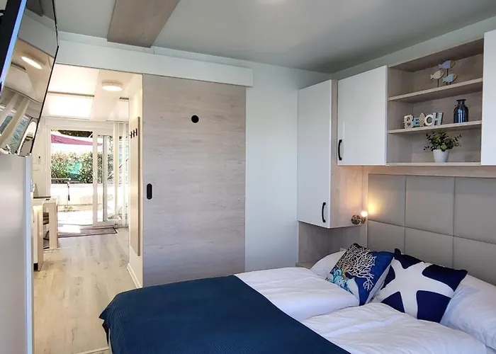 Floating House - Marina Pearl Daire