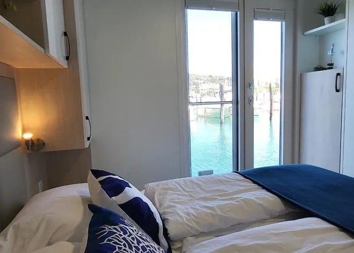 Floating House - Marina Pearl Daire