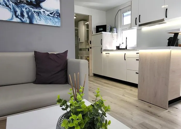 Floating House - Marina Pearl Daire